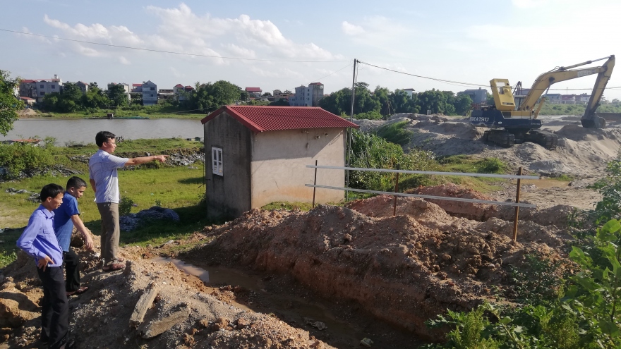 Nhiều tuyến đê ở Bắc Giang đang ngày đêm “oằn lưng” cõng xe tải 40 tấn