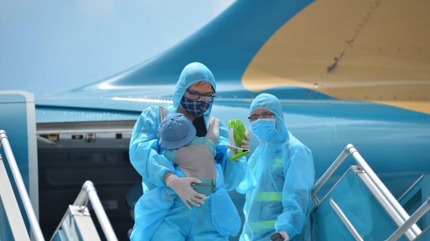 Ảnh: Du khách “mắc kẹt” tuân thủ nghiêm phòng dịch từ Đà Nẵng về sân bay Nội Bài