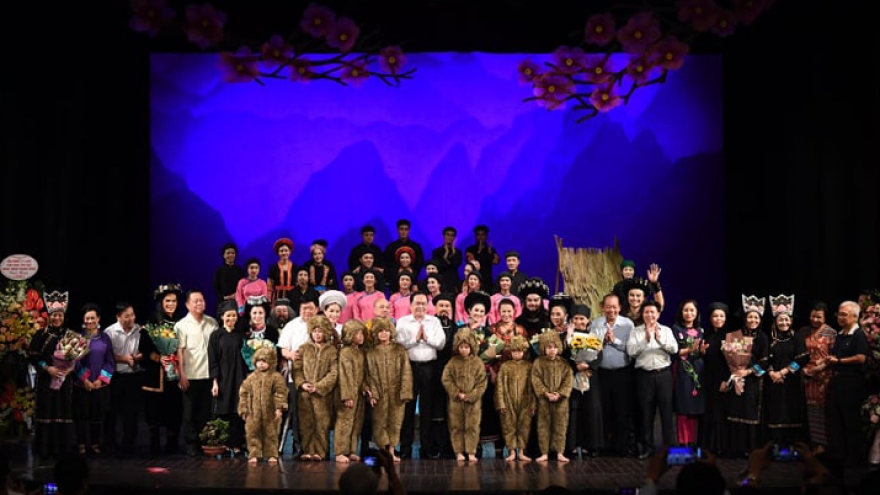 Chủ tịch Quốc hội dự buổi công diễn vở cải lương “Chuyện tình Khau Vai“