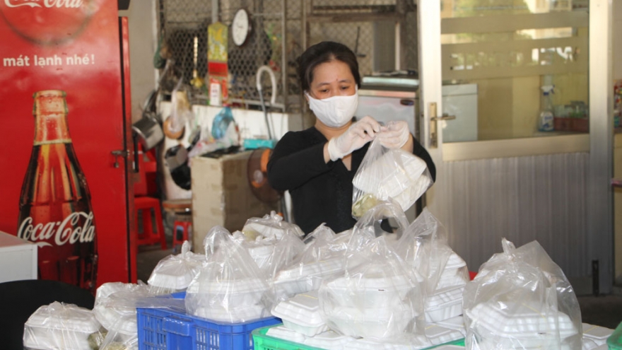 Một gia đình phát hàng trăm suất cơm miễn phí mỗi ngày cho người nghèo