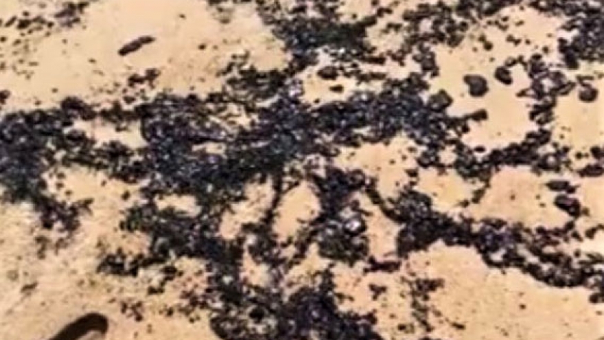 Truy tìm nguồn gốc vệt cặn dầu nhuộm đen bờ biển Quảng Ngãi