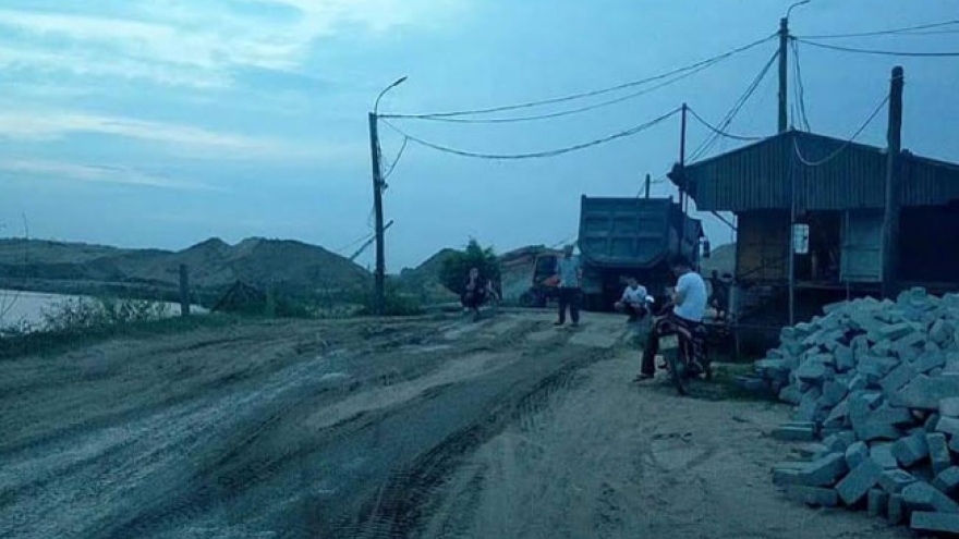 Kéo máy bơm để rửa máy nâng cát, một công nhân bị điện giật tử vong