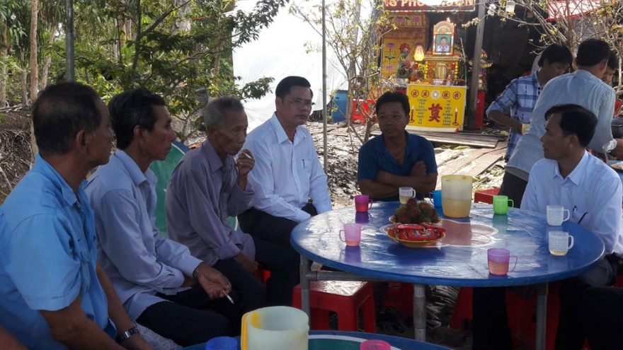 Đi cưa cây cùng cha, bé trai ở Cà Mau bị cây đè tử vong