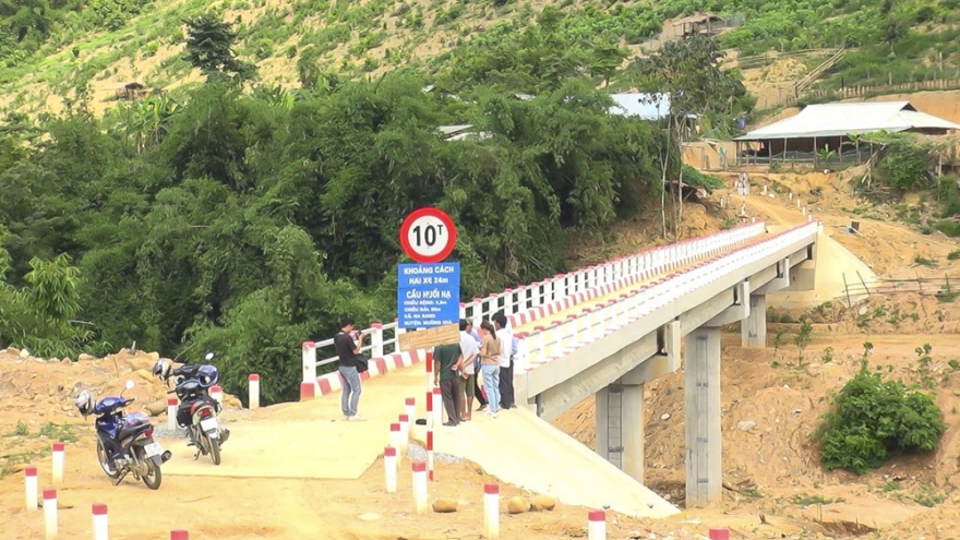 Khánh thành cầu bê tông ở nơi học sinh từng chui túi nilon qua suối