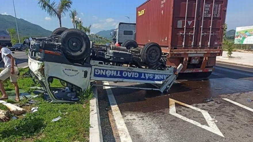 Xe CSGT bị xe ô tô đầu kéo đâm lật ngửa, 3 cảnh sát bị thương