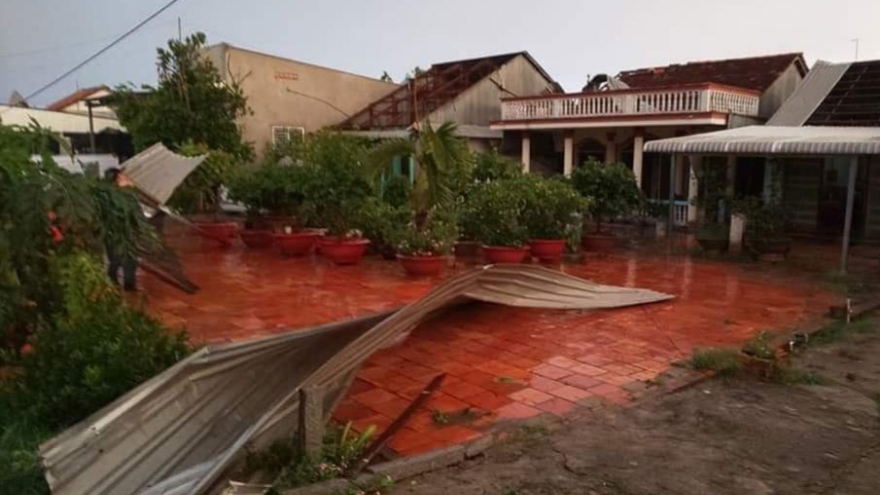 Mưa lớn kèm giông, lốc xoáy làm sập, tốc mái 180 căn nhà ở An Giang