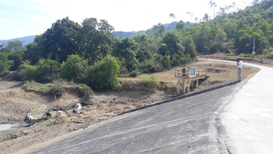 Nắng hạn lịch sử, người dân Thanh Hóa phải bỏ ruộng