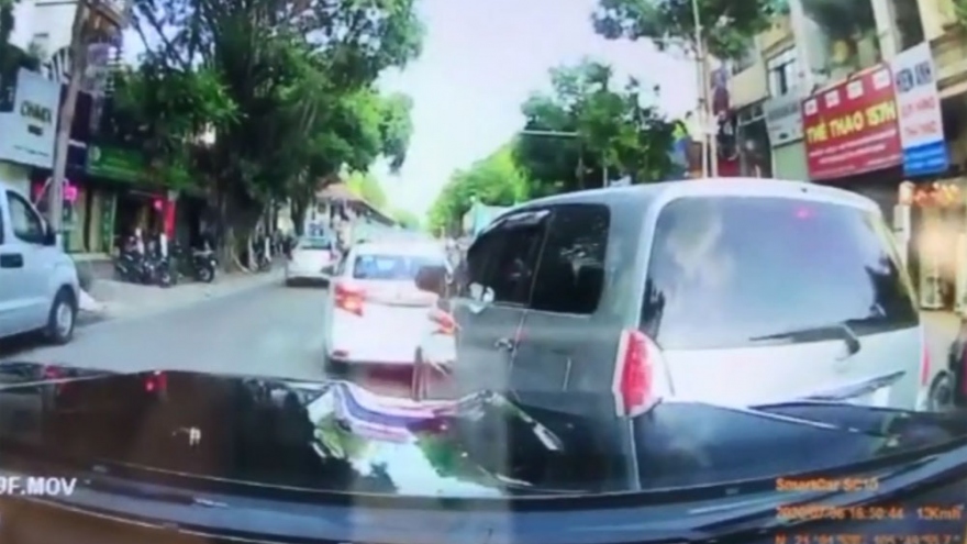 Đâm vào đuôi xe lấn làn, lái xe bị bắt đền 2 triệu