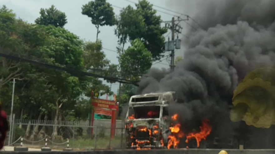 Đang lưu thông trên đường một xe đầu kéo bị cháy rụi