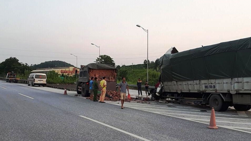 Tông vào xe tải cùng chiều trên cao tốc, một tài xế tử vong