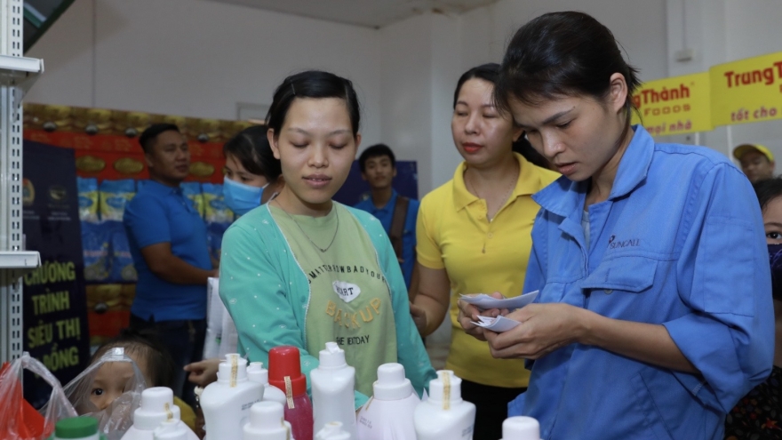 Công nhân Hà Nội hào hứng với “Siêu thị 0 đồng”