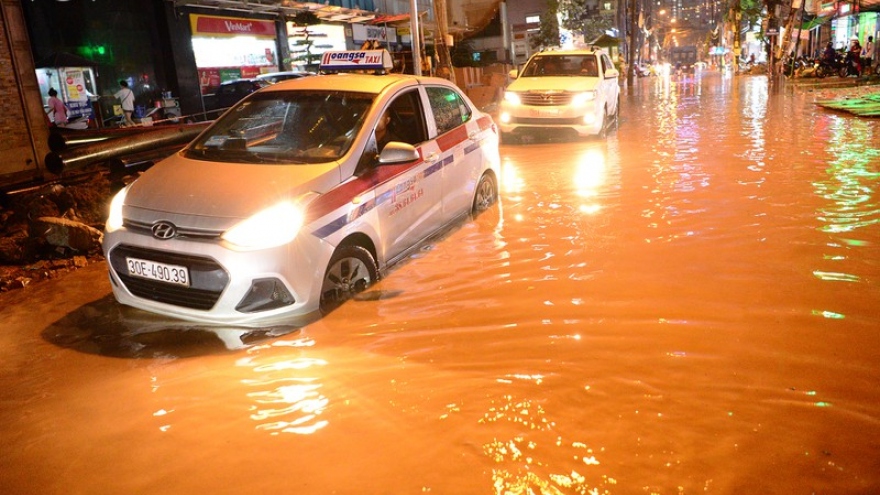 Những kinh nghiệm bỏ túi cho tài xế khi đi qua đường bị ngập