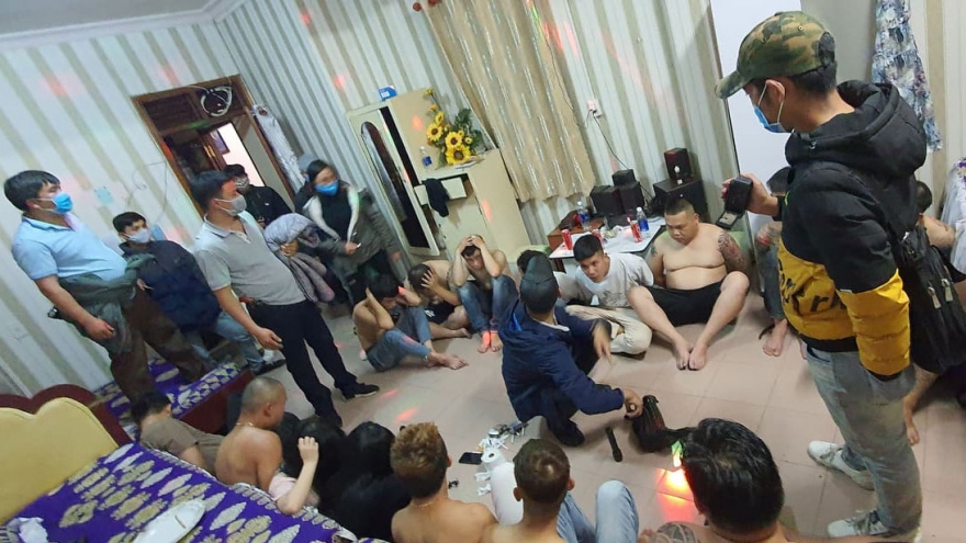 23 nam nữ thuê khách sạn để mở “tiệc ma túy“ giữa mùa dịch