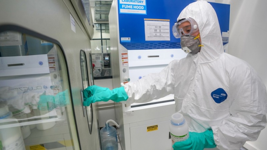 Chiếc máy thở đầu tiên do Vingroup sản xuất đã được chuyển đến Bộ Y tế