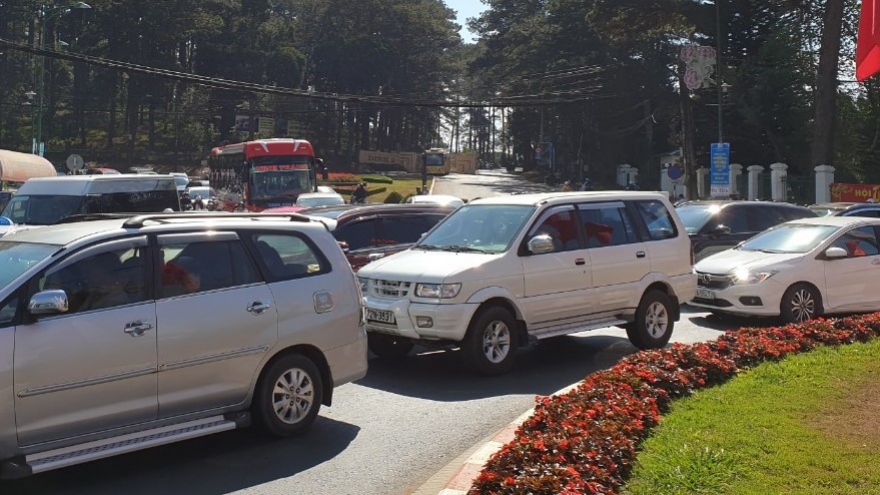 Sau cách ly xã hội, du khách bắt đầu đổ về Đà Lạt