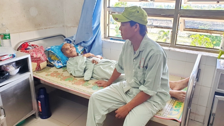 Bắt tạm giam đứa cháu đích tôn chém ông nội 17 nhát