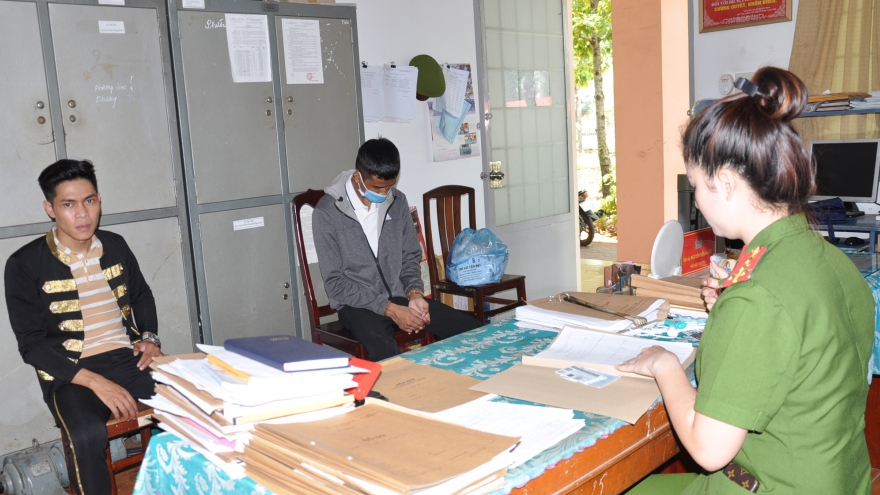 2 đối tượng rải tờ rơi quảng cáo vay tiền không cần thế chấp