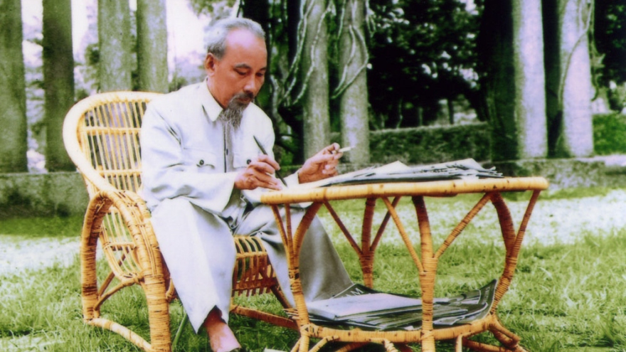 Ông Vũ Khoan: “Không ai chịu khó học ngoại ngữ như Bác”