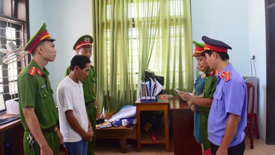 Vợ rơi từ tầng 2 vì bị chồng vác chày đuổi đánh