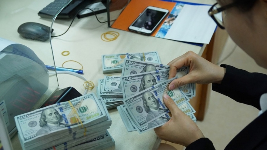 Tỷ giá trung tâm giảm, giá USD tại các NHTM tăng nhẹ