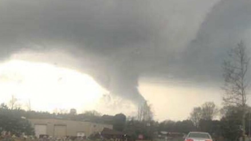 Thiên tai đổ dồn dập lên đầu người dân Mỹ giữa mùa dịch Covid-19