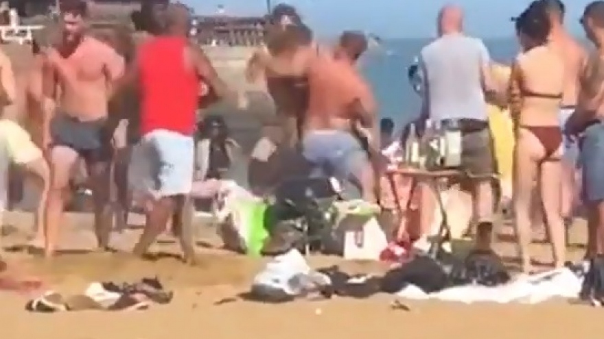 Video: Người dân cãi vã, ẩu đả khi đi tắm nắng ở Anh sau giãn cách