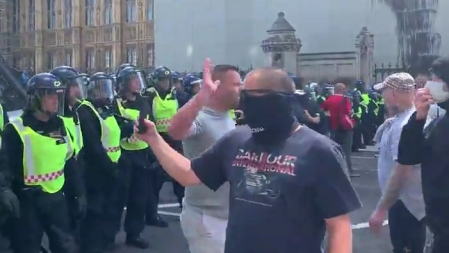 Video: Nhóm cực đoan quăng bom khói, đụng độ với cảnh sát Anh