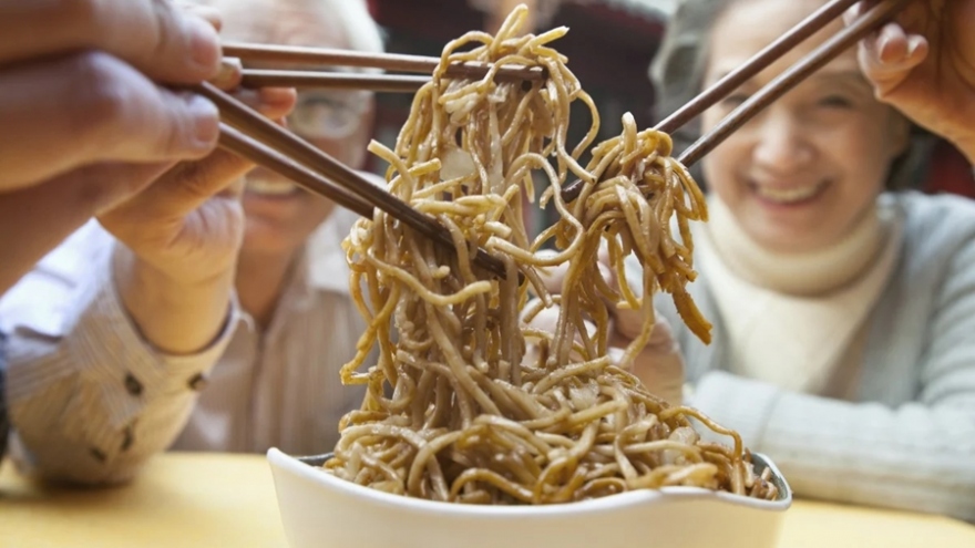 Covid-19 thay đổi thói quen dùng đũa trong bữa ăn của người Trung Quốc