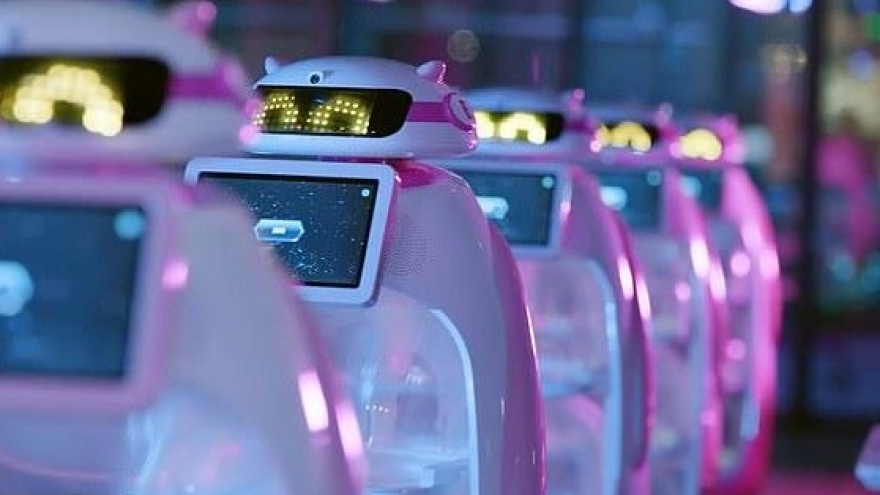 Trung Quốc mở nhà hàng vận hành hoàn toàn bằng robot để phòng Covid-19