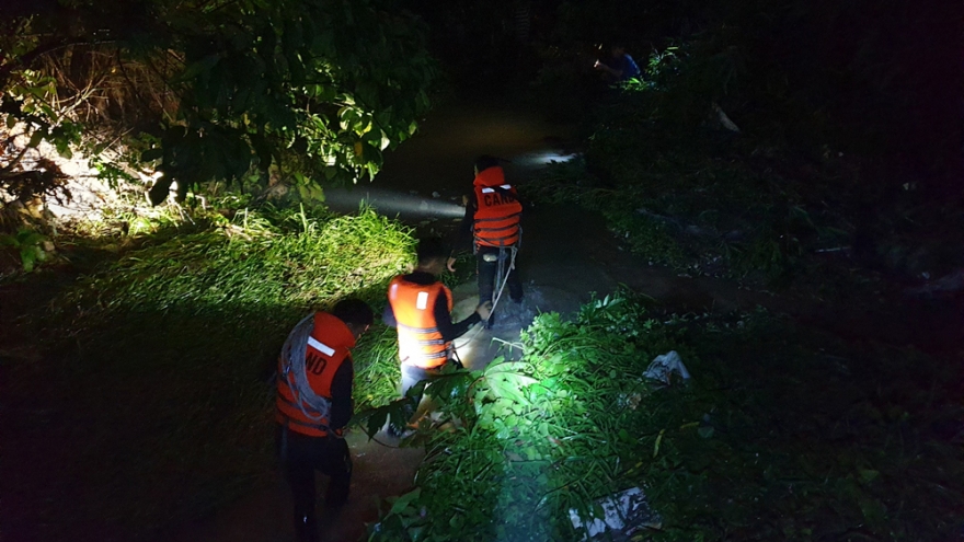 Tìm kiếm bé trai 4 tuổi ở Bình Dương bị nước cuốn trôi