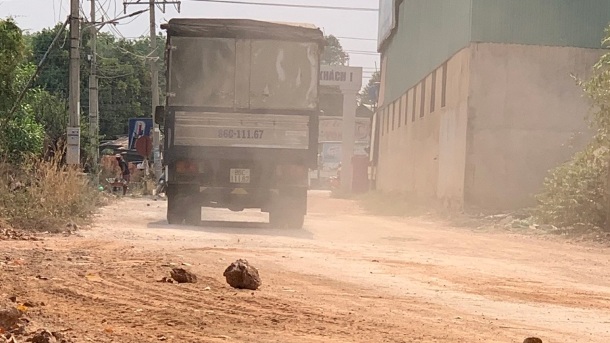 Dân khổ vì bụi đường dẫn vào Công ty gạch Đông Nam Á