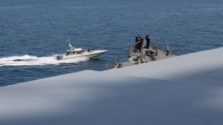 Mỹ cảnh báo tàu nước ngoài tránh xa chiến hạm Mỹ ít nhất 100m