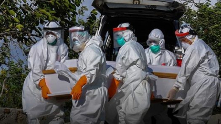 Philppines ghi nhận kỷ lục mới về Covid-19, Indonesia có ngày tang tóc nhất