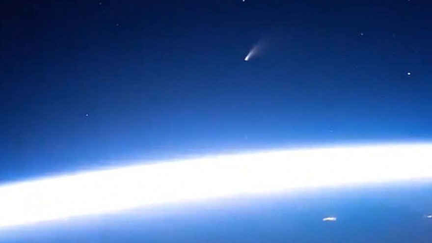 Cảnh tượng ngoạn mục sao chổi phát sáng khi bay qua Trái đất