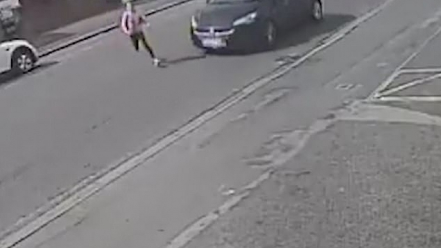 Video: Bé gái thoát chết thần kỳ sau khi bị ôtô đâm