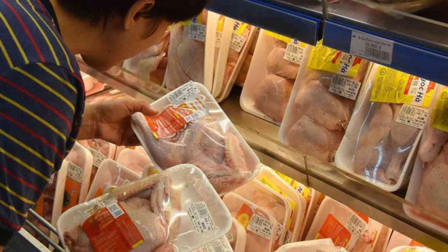 Giá gà rẻ bất ngờ, giá lợn lại bật tăng mạnh