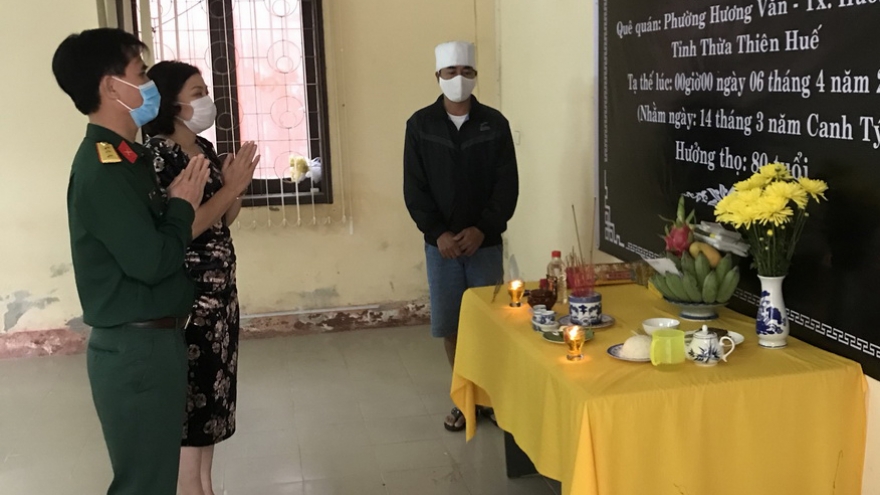 Lập bàn thờ chịu tang bố trong khu cách ly tại Quảng Trị