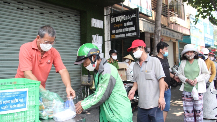 Hộp cơm miễn phí: Chia sẻ gánh nặng mưu sinh giữa đại dịch