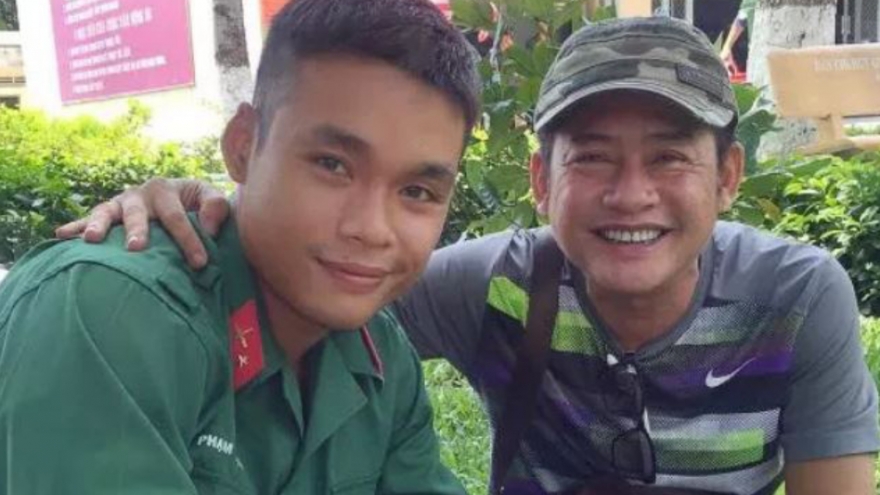 Danh hài Tấn Beo tiễn con trai tham gia chống Covid-19 trong quân đội