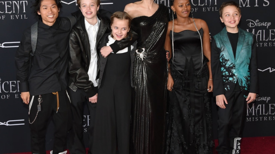 Angelina và Brad Pitt thỏa thuận cho các con đến trường đi học