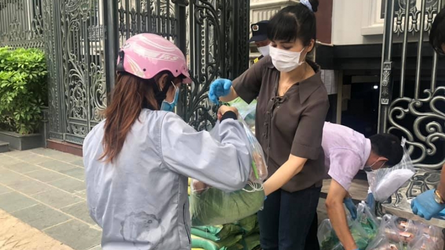 Ca sĩ Trang Nhung phát gạo miễn phí cho người khó khăn vì Covid-19