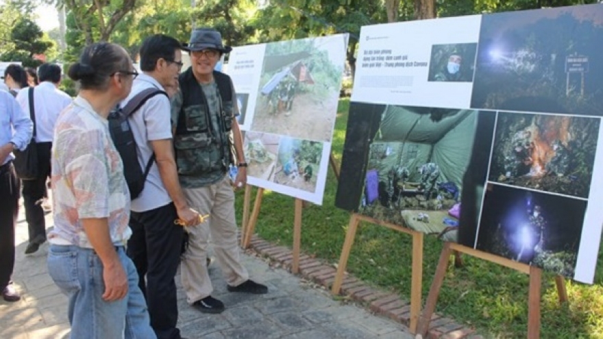 Triển lãm ảnh “Việt Nam phòng, chống dịch Covid-19” tại Huế
