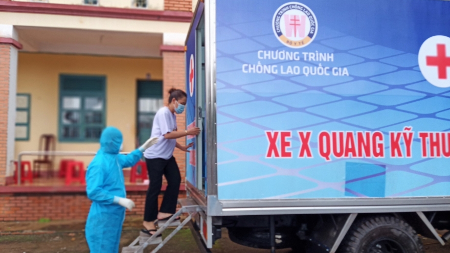 Điều xe chụp X-quang di động tới khu cách ly cứu chữa người bị tai nạn