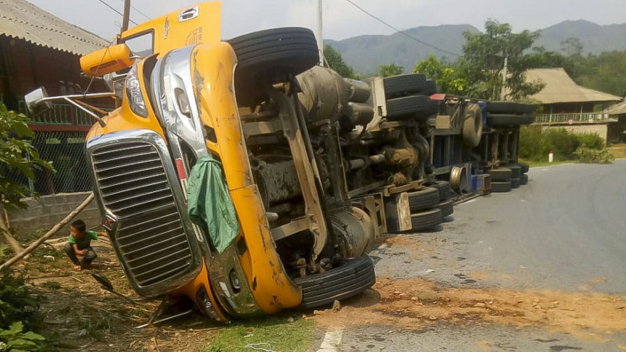 Lật xe đầu kéo container tại Điện Biên khiến tài xế bị thương