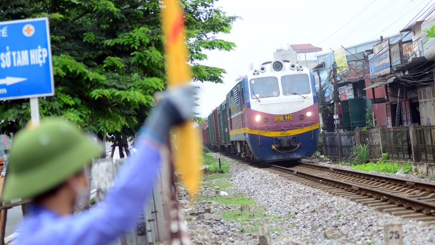 CSGT Hà Nội kiểm tra xử lý hàng loạt vi phạm hành lang đường sắt