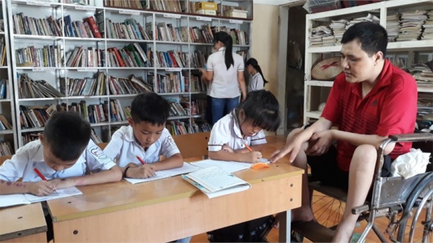 Người thầy khuyết tật và lớp học không phấn trắng, bảng đen