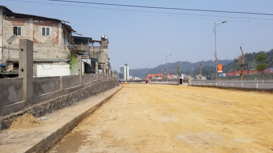 Bãi đỗ xe xây gần chục năm vừa thành hình bỗng dưng bị đập bỏ ở Lào Cai