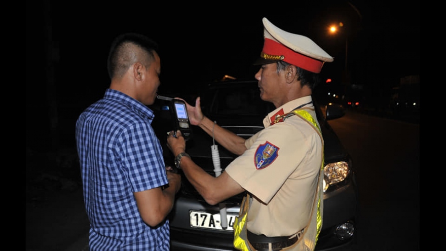 Nể khách uống 1 chén rượu, lái xe bị tước GPLX gần 1 năm