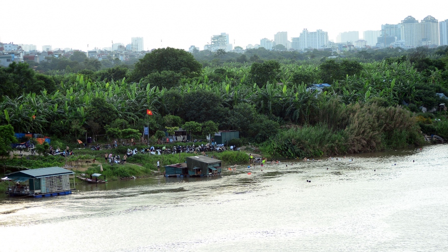 Bất chấp nguy hiểm, người Thủ đô đổ xô ra sông Hồng tắm "giải nhiệt"