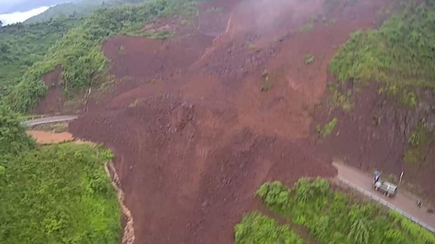 Sạt núi cắt đứt tuyến đường huyết mạch nhiều xã ở Lai Châu